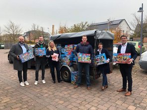 Carsten Baumgarten, Sebastian Logermann (beide RT), Birgit Graumann (LHPB), Marco Thuns (RT), Denise Franke-Beyer (LHPB), John-Oliver Hartmann (RT) beim Ausladen der Spielsachen.