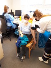 Eine Nutzerin des ABW Burgdorf wird von einer Mitarbeiterin des ambulanten Impfteams geimpft.