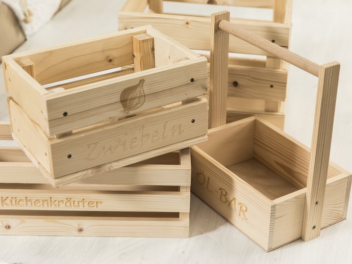 Verschiedene Kisten aus Holz.