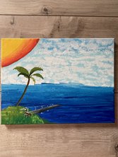 Das Bild von Frau L. Darauf ist eine Insel zu sehen, viel Meer und Himmel, die Sonne und ein Boot.