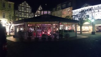 Weihnachtspavillon von außen am Abend.