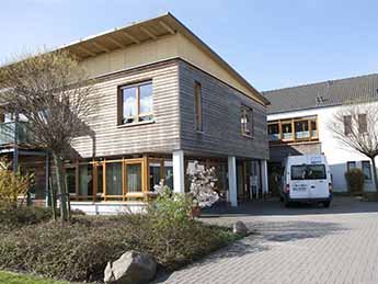 Das Haus hat zwei Stockwerke und besteht hauptsächlich aus Holz, der Rest ist weiß gehalten. Die Fensterrahmen sind gelb. 