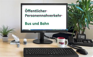 Auf dem Bildschirm eines Computers ist ein Beispiel für eine Übersetzung in Leichte Sprache zu sehen: "Öffentlicher Personennahverkehr" ist durchgestrichen. Darunter steht als Übersetzung "Bus und Bahn".