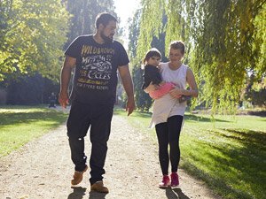 Das Bild zeigt eine Familie aus Mutter, Vater und Kleinkind